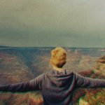 Gente convinta di essere superiore: il pericolo dell’arroganza sociale