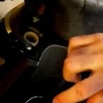 Perdita di liquido rosa dall’auto: cosa fare?