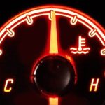 Perdita di liquido rosa dall’auto: cosa fare?