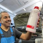 Perdita di liquido rosa dall’auto: cosa fare?